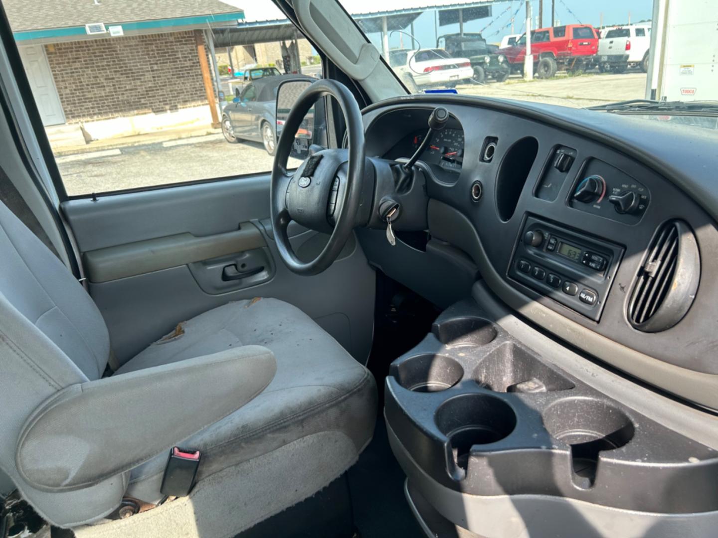 2008 White Ford E-Series Van (1FTNE24W78D) with an 4.6L V8 F SOHC 16V engine, Automatic transmission, located at 1687 Business 35 S, New Braunfels, TX, 78130, (830) 625-7159, 29.655487, -98.051491 - Photo#3