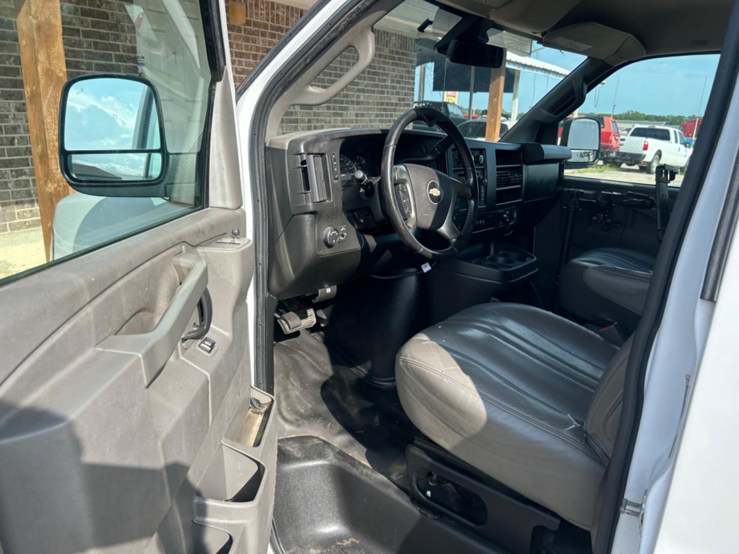 2019 White Chevrolet Express (1GCWGAFP7K1) with an 4.3L V6 F OHV 12V engine, Automatic transmission, located at 1687 Business 35 S, New Braunfels, TX, 78130, (830) 625-7159, 29.655487, -98.051491 - Photo#4