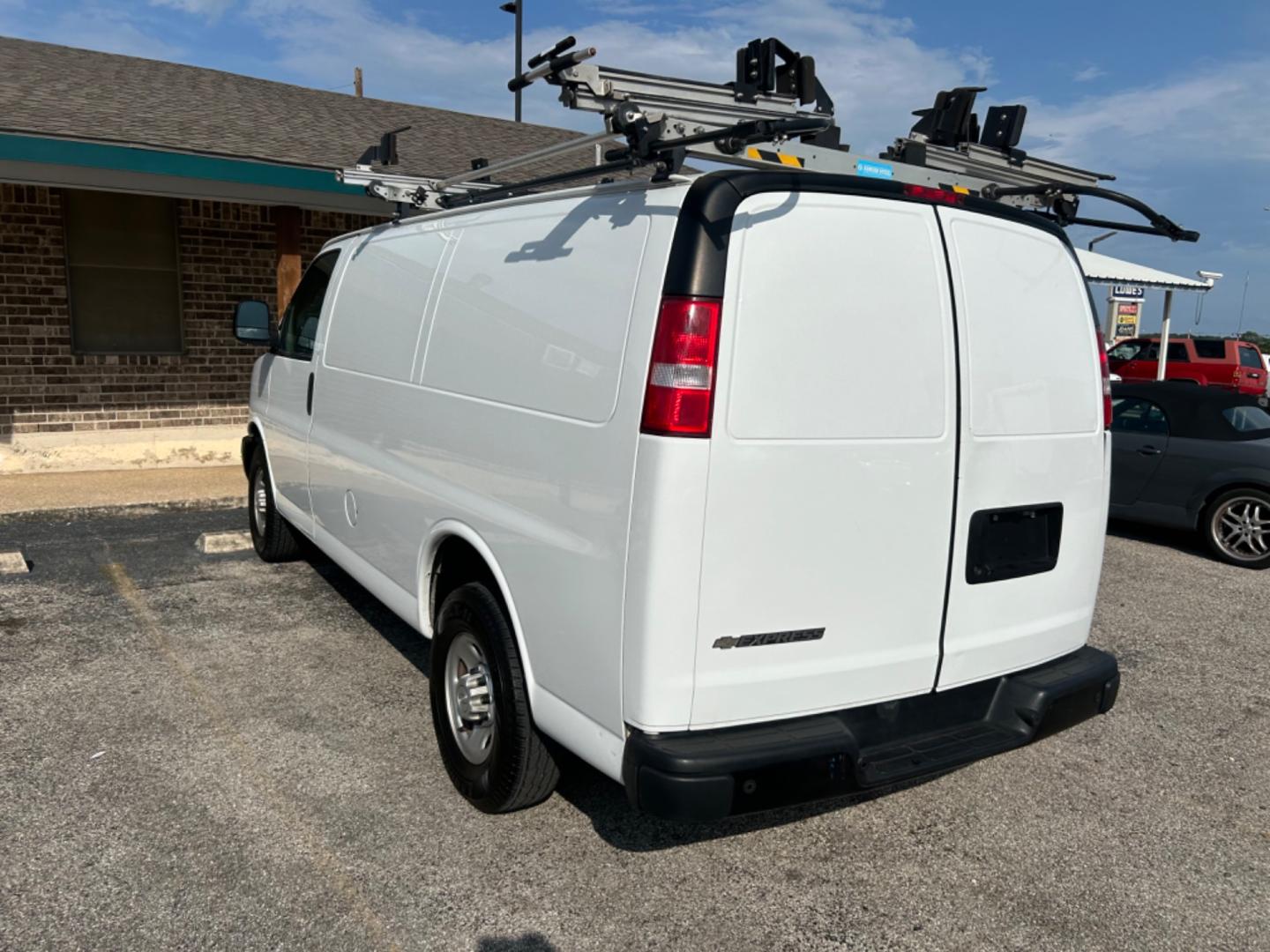 2019 White Chevrolet Express (1GCWGAFP7K1) with an 4.3L V6 F OHV 12V engine, Automatic transmission, located at 1687 Business 35 S, New Braunfels, TX, 78130, (830) 625-7159, 29.655487, -98.051491 - Photo#1