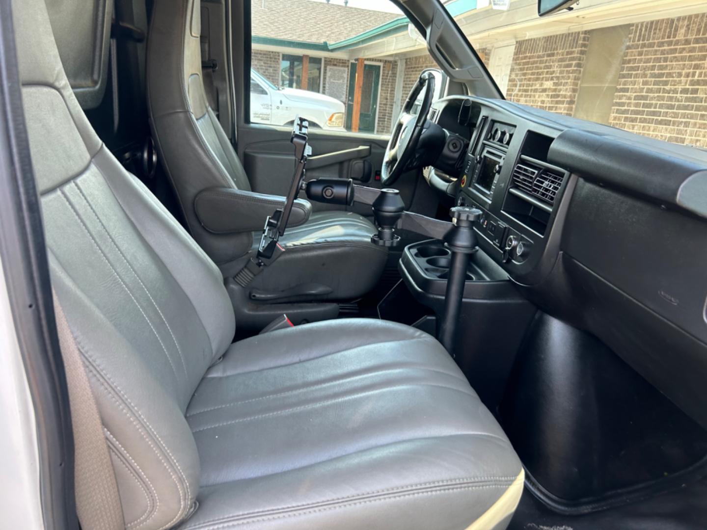 2019 White Chevrolet Express (1GCWGAFP7K1) with an 4.3L V6 F OHV 12V engine, Automatic transmission, located at 1687 Business 35 S, New Braunfels, TX, 78130, (830) 625-7159, 29.655487, -98.051491 - Photo#6