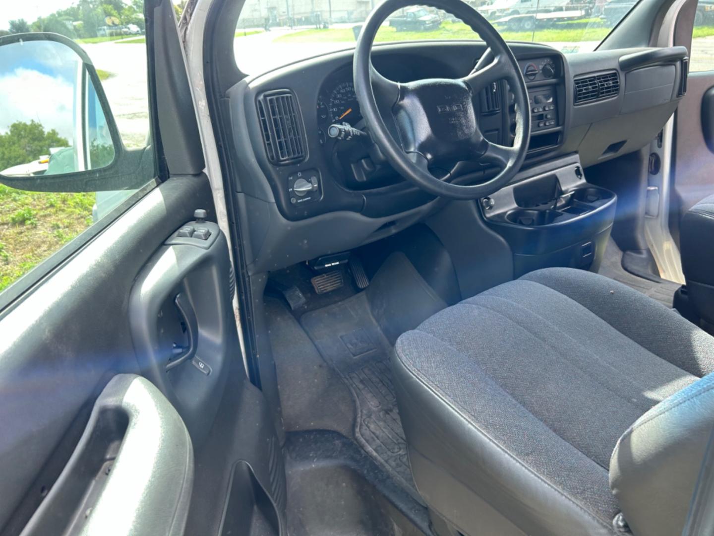 2001 White GMC Savana G3500 Extended (1GJHG39R411) with an 5.7L V8 OHV 16V engine, 4-Speed Automatic Overdrive transmission, located at 1687 Business 35 S, New Braunfels, TX, 78130, (830) 625-7159, 29.655487, -98.051491 - Photo#9