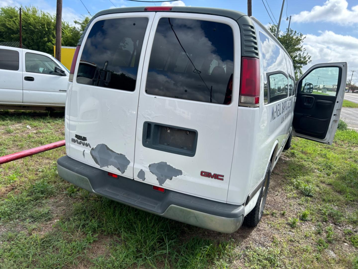 2001 White GMC Savana G3500 Extended (1GJHG39R411) with an 5.7L V8 OHV 16V engine, 4-Speed Automatic Overdrive transmission, located at 1687 Business 35 S, New Braunfels, TX, 78130, (830) 625-7159, 29.655487, -98.051491 - Photo#6