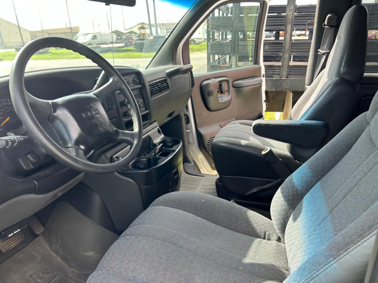 2001 White GMC Savana G3500 Extended (1GJHG39R411) with an 5.7L V8 OHV 16V engine, 4-Speed Automatic Overdrive transmission, located at 1687 Business 35 S, New Braunfels, TX, 78130, (830) 625-7159, 29.655487, -98.051491 - Photo#10