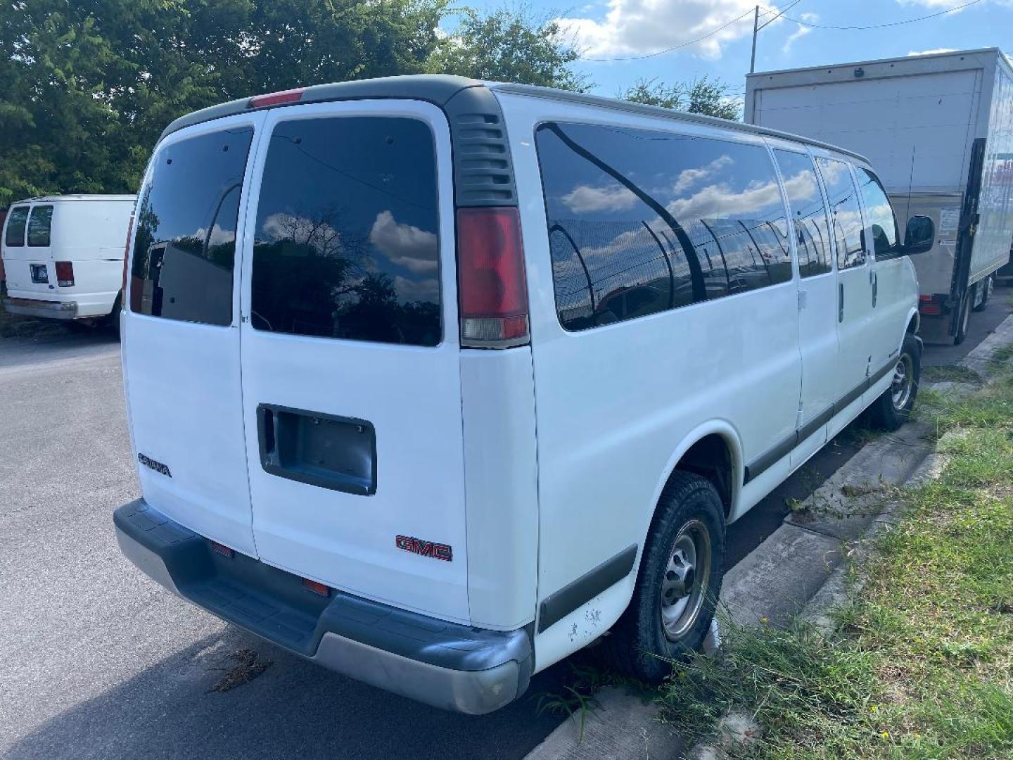 2001 White GMC Savana G3500 Extended (1GJHG39R411) with an 5.7L V8 OHV 16V engine, 4-Speed Automatic Overdrive transmission, located at 1687 Business 35 S, New Braunfels, TX, 78130, (830) 625-7159, 29.655487, -98.051491 - Photo#2