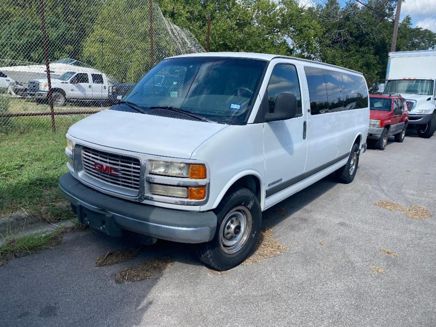 2001 White GMC Savana G3500 Extended (1GJHG39R411) with an 5.7L V8 OHV 16V engine, 4-Speed Automatic Overdrive transmission, located at 1687 Business 35 S, New Braunfels, TX, 78130, (830) 625-7159, 29.655487, -98.051491 - Photo#0