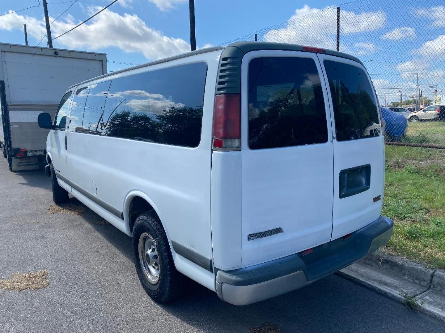 2001 White GMC Savana G3500 Extended (1GJHG39R411) with an 5.7L V8 OHV 16V engine, 4-Speed Automatic Overdrive transmission, located at 1687 Business 35 S, New Braunfels, TX, 78130, (830) 625-7159, 29.655487, -98.051491 - Photo#1