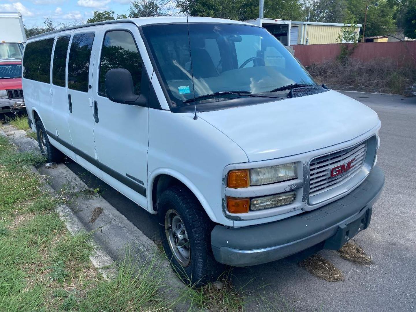 2001 White GMC Savana G3500 Extended (1GJHG39R411) with an 5.7L V8 OHV 16V engine, 4-Speed Automatic Overdrive transmission, located at 1687 Business 35 S, New Braunfels, TX, 78130, (830) 625-7159, 29.655487, -98.051491 - Photo#3