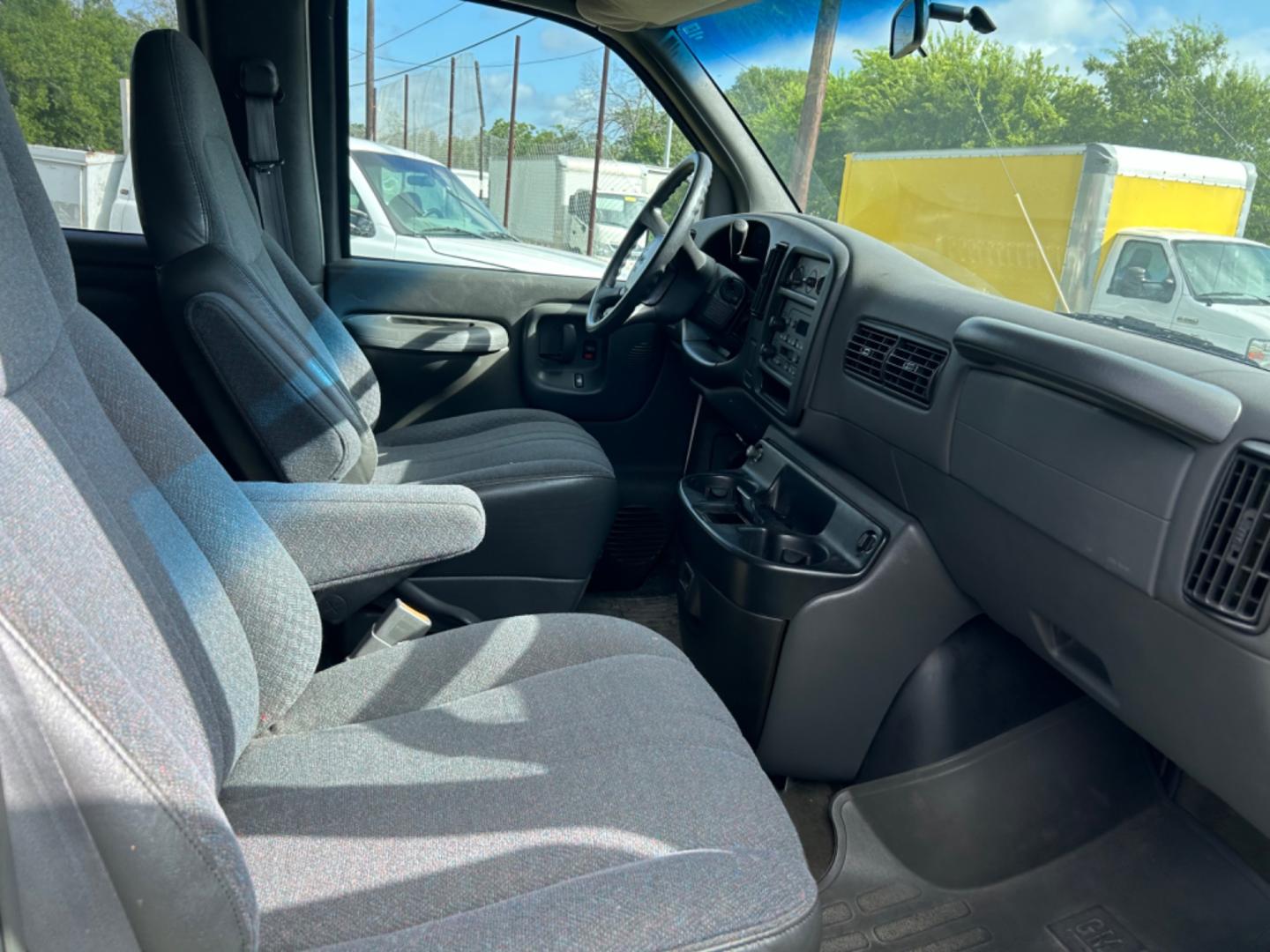 2001 White GMC Savana G3500 Extended (1GJHG39R411) with an 5.7L V8 OHV 16V engine, 4-Speed Automatic Overdrive transmission, located at 1687 Business 35 S, New Braunfels, TX, 78130, (830) 625-7159, 29.655487, -98.051491 - Photo#2