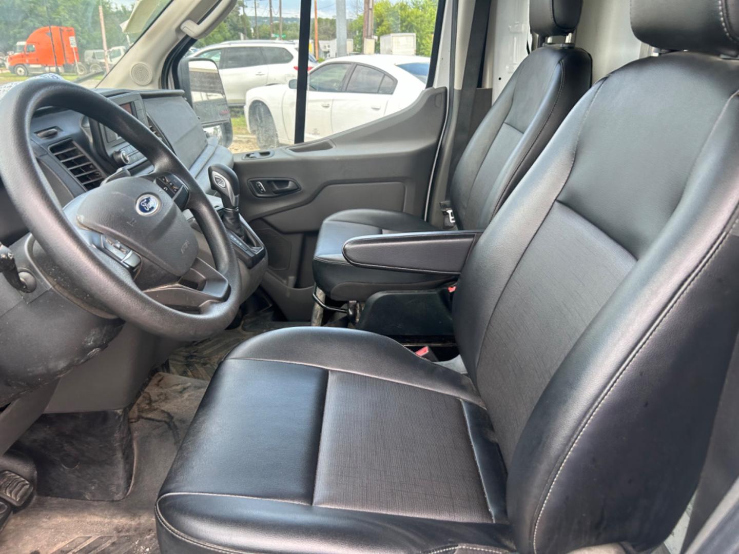 2022 White Ford Transit T-350 HD DRW (1FDBF6P8XNK) with an 3.5L V6 DOHC 24V engine, located at 1687 Business 35 S, New Braunfels, TX, 78130, (830) 625-7159, 29.655487, -98.051491 - Photo#11