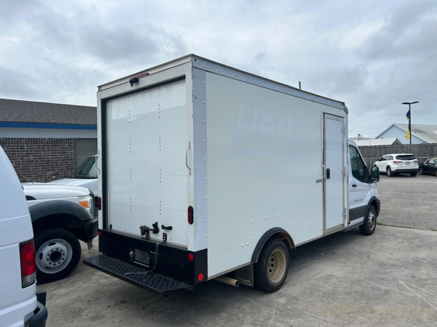 2022 White Ford Transit T-350 HD DRW (1FDBF6P8XNK) with an 3.5L V6 DOHC 24V engine, located at 1687 Business 35 S, New Braunfels, TX, 78130, (830) 625-7159, 29.655487, -98.051491 - Photo#8