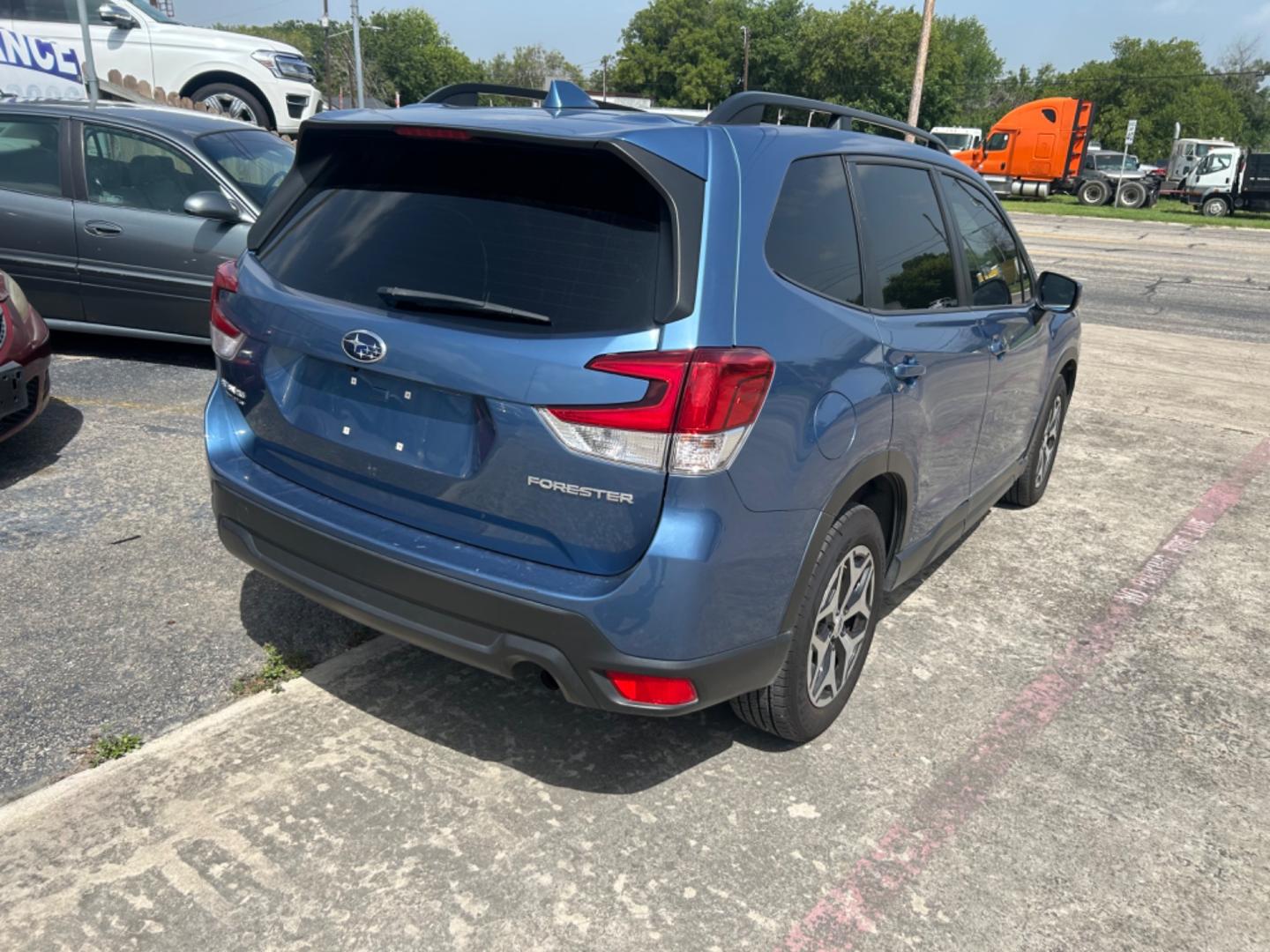 2019 Blue Subaru Forester Premium (JF2SKAGC4KH) with an 2.5L H4 SOHC 16V engine, CVT transmission, located at 1687 Business 35 S, New Braunfels, TX, 78130, (830) 625-7159, 29.655487, -98.051491 - Photo#6