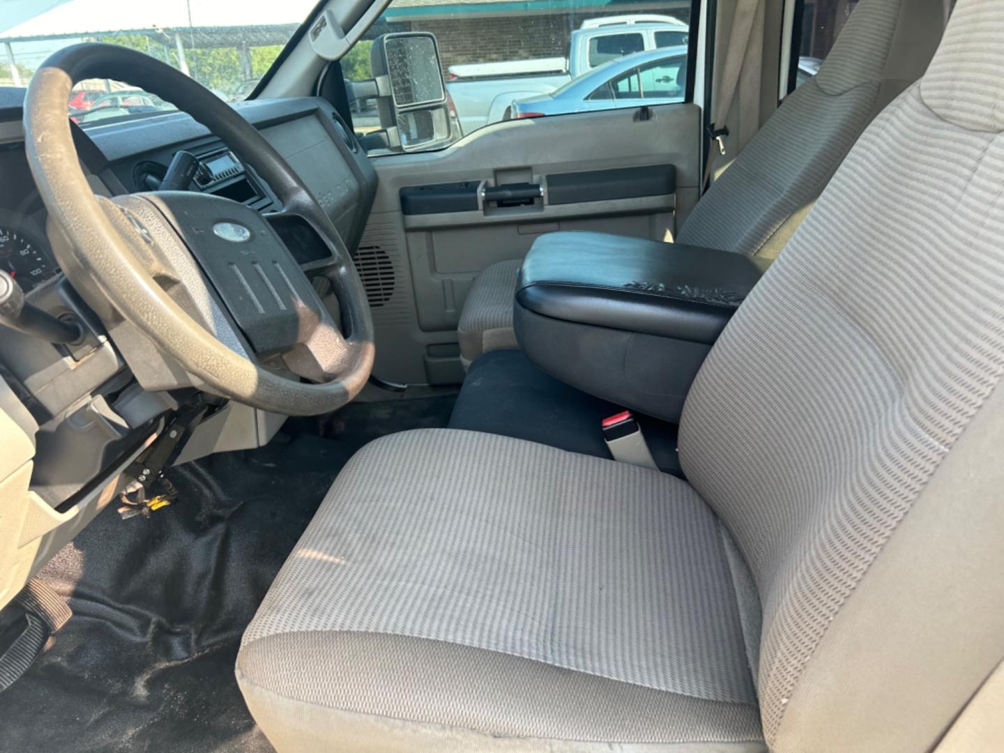 2008 White Ford F-350 SD (1FTWW33R78E) , located at 1687 Business 35 S, New Braunfels, TX, 78130, (830) 625-7159, 29.655487, -98.051491 - Photo#10