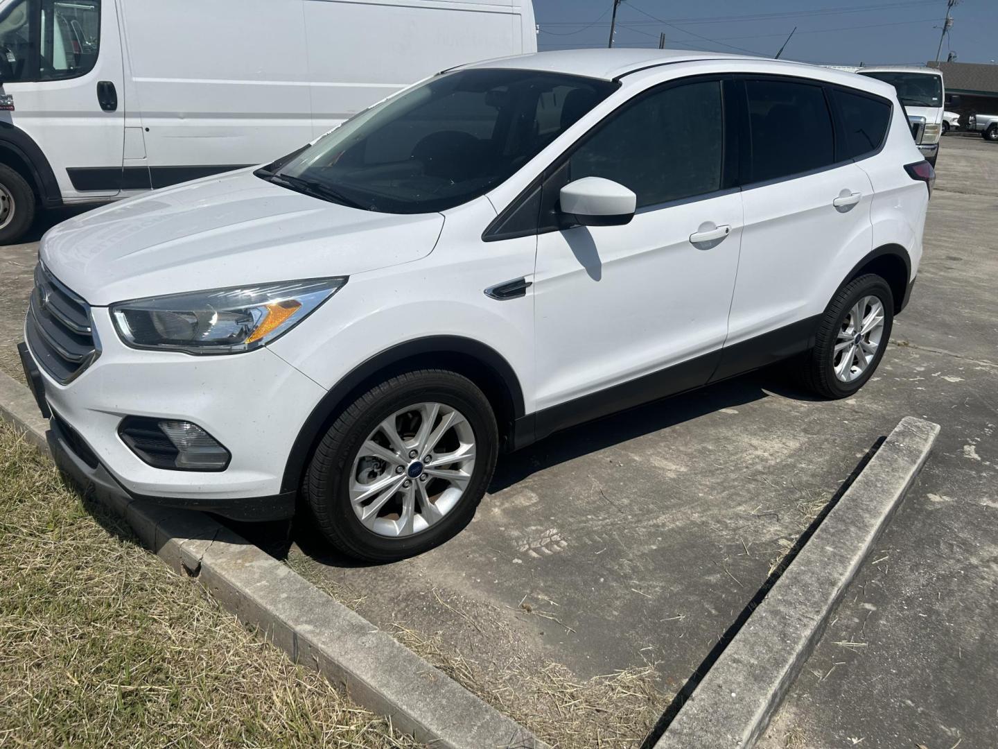 2017 White Ford Escape SE 4WD (1FMCU9GDXHU) with an 1.5L L4 DOHC 16V engine, 6A transmission, located at 1687 Business 35 S, New Braunfels, TX, 78130, (830) 625-7159, 29.655487, -98.051491 - Photo#0