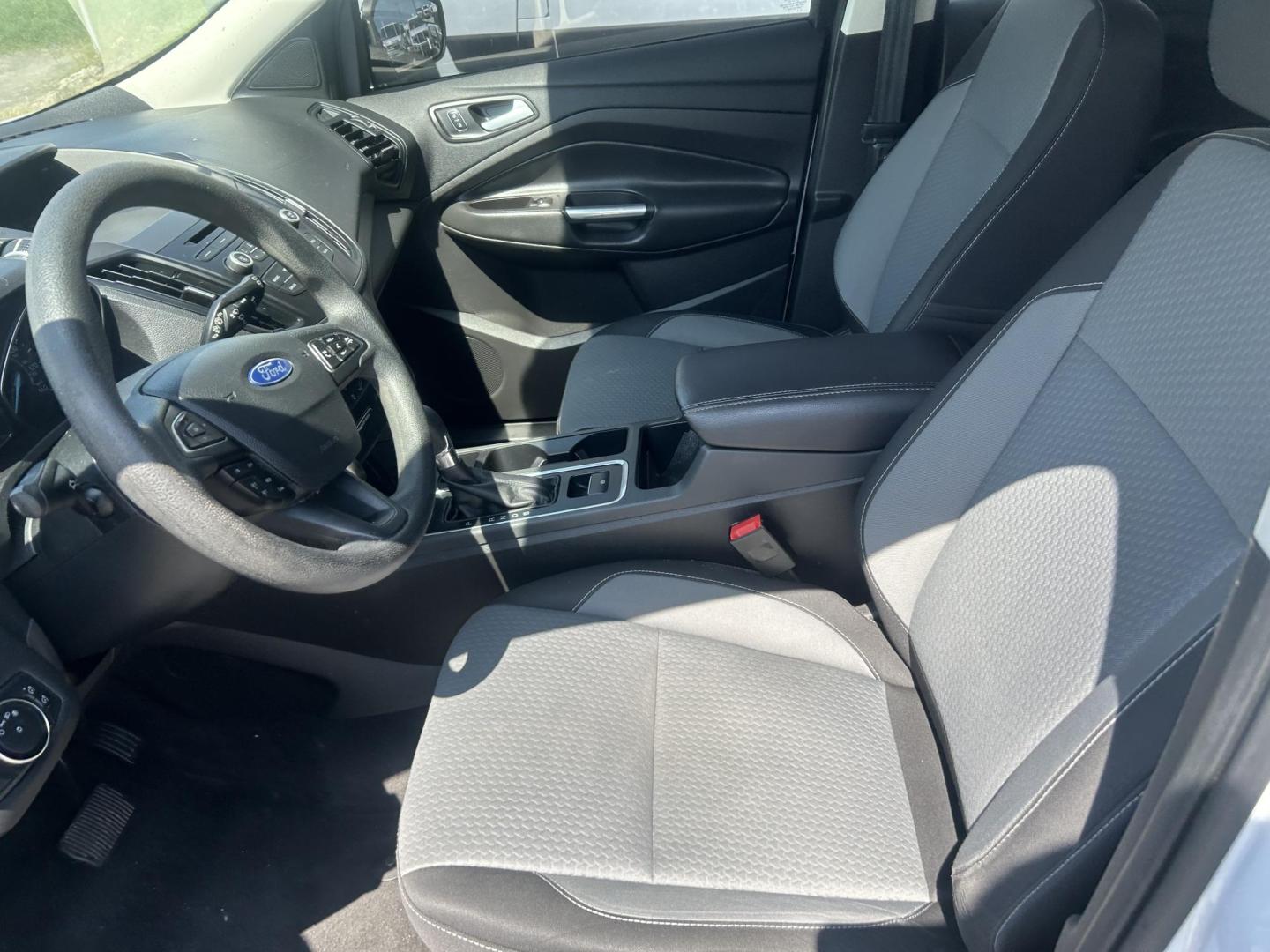 2017 White Ford Escape SE 4WD (1FMCU9GDXHU) with an 1.5L L4 DOHC 16V engine, 6A transmission, located at 1687 Business 35 S, New Braunfels, TX, 78130, (830) 625-7159, 29.655487, -98.051491 - Photo#4