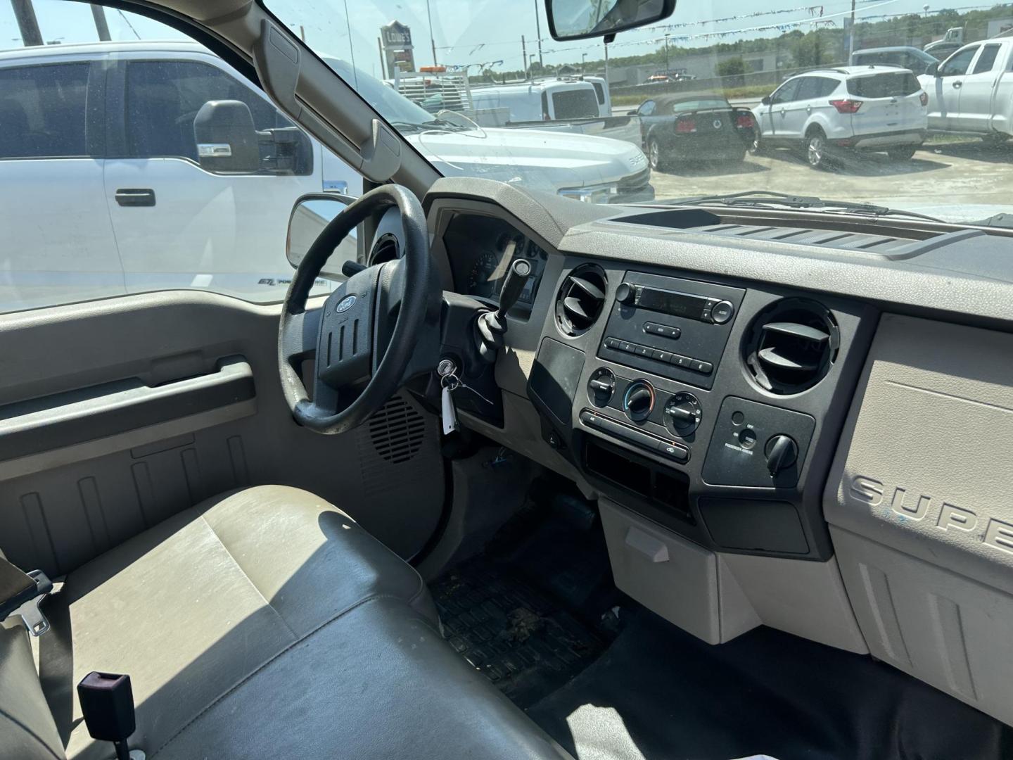 2008 White Ford F-250 SD XL 2WD (1FTNF20598E) with an 5.4L V8 SOHC 16V engine, located at 1687 Business 35 S, New Braunfels, TX, 78130, (830) 625-7159, 29.655487, -98.051491 - Photo#2