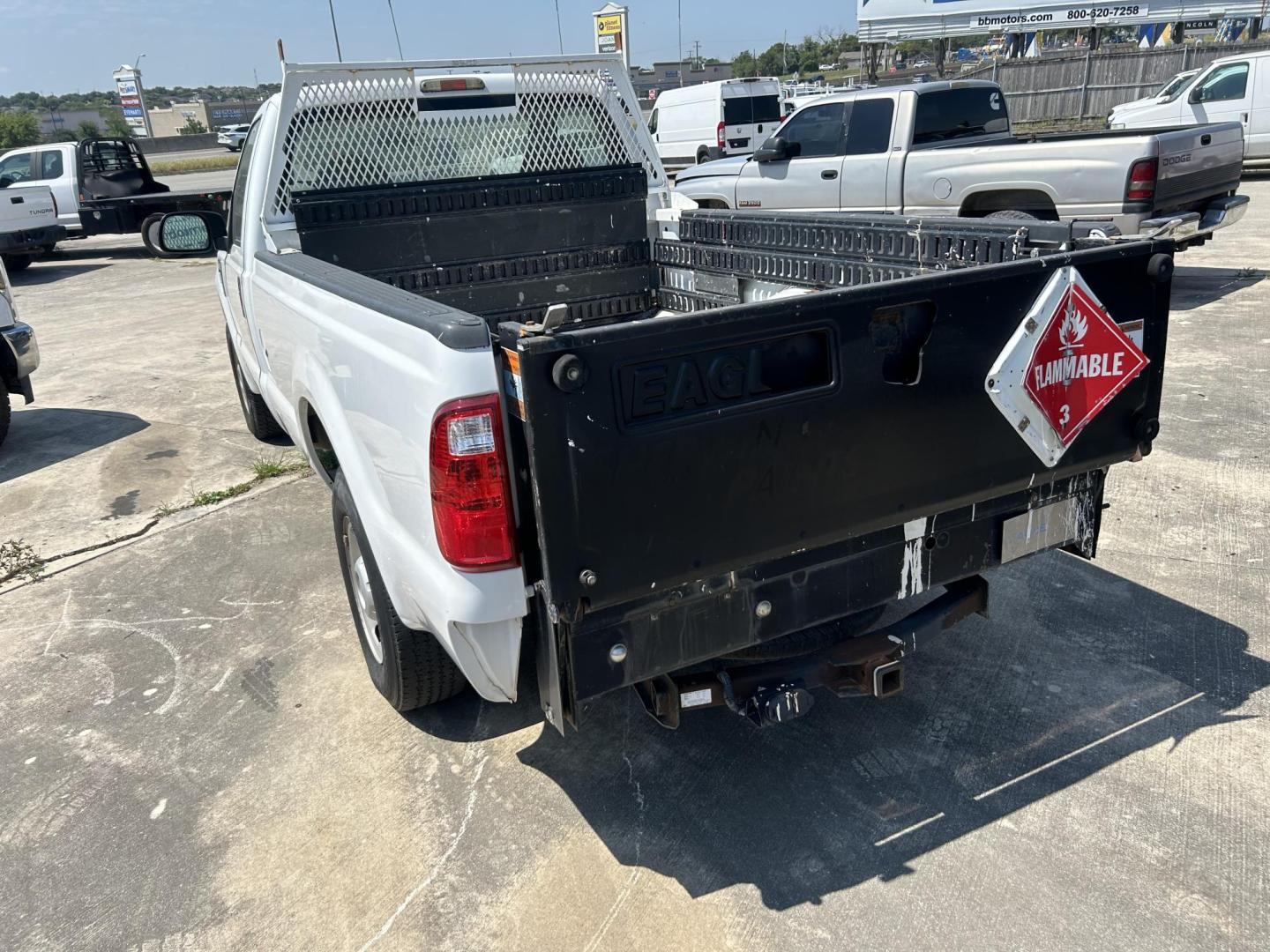 2008 White Ford F-250 SD XL 2WD (1FTNF20598E) with an 5.4L V8 SOHC 16V engine, located at 1687 Business 35 S, New Braunfels, TX, 78130, (830) 625-7159, 29.655487, -98.051491 - Photo#6