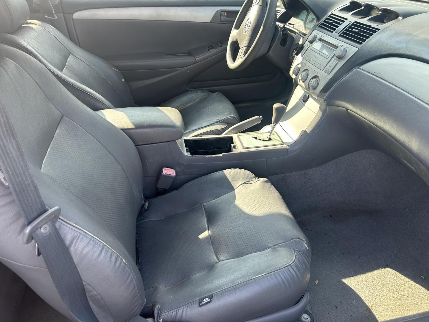 2006 Toyota Camry Solara SE (4T1CE38P86U) with an 2.4L L4 DOHC 24V engine, located at 1687 Business 35 S, New Braunfels, TX, 78130, (830) 625-7159, 29.655487, -98.051491 - Photo#6