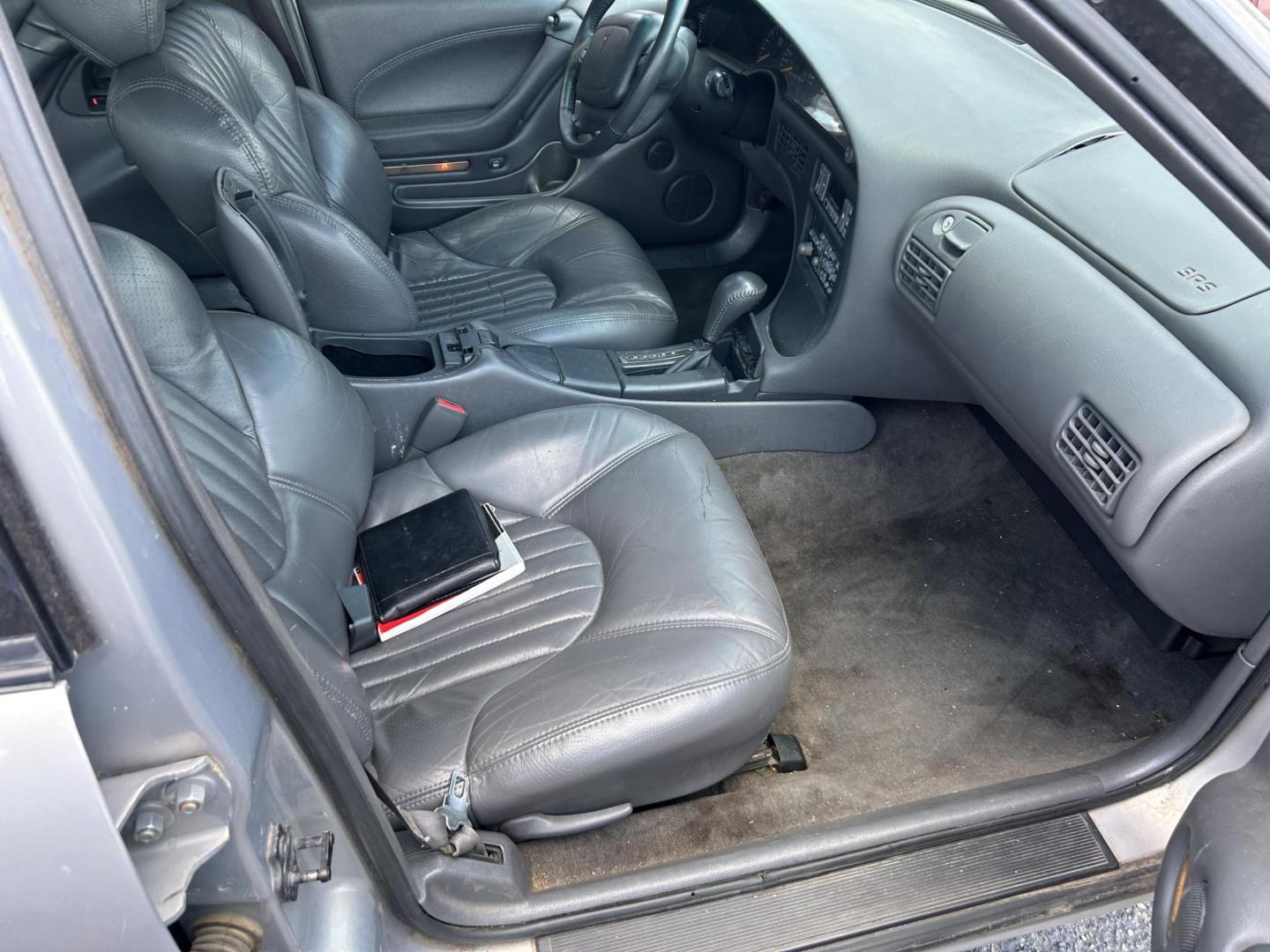 1998 Silver Pontiac Bonneville SE (1G2HX52K5WH) with an 3.8L V6 OHV 12V engine, 4-Speed Automatic Overdrive transmission, located at 1687 Business 35 S, New Braunfels, TX, 78130, (830) 625-7159, 29.655487, -98.051491 - Photo#4