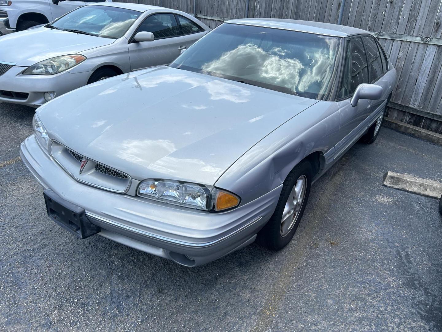 1998 Silver Pontiac Bonneville SE (1G2HX52K5WH) with an 3.8L V6 OHV 12V engine, 4-Speed Automatic Overdrive transmission, located at 1687 Business 35 S, New Braunfels, TX, 78130, (830) 625-7159, 29.655487, -98.051491 - Photo#0