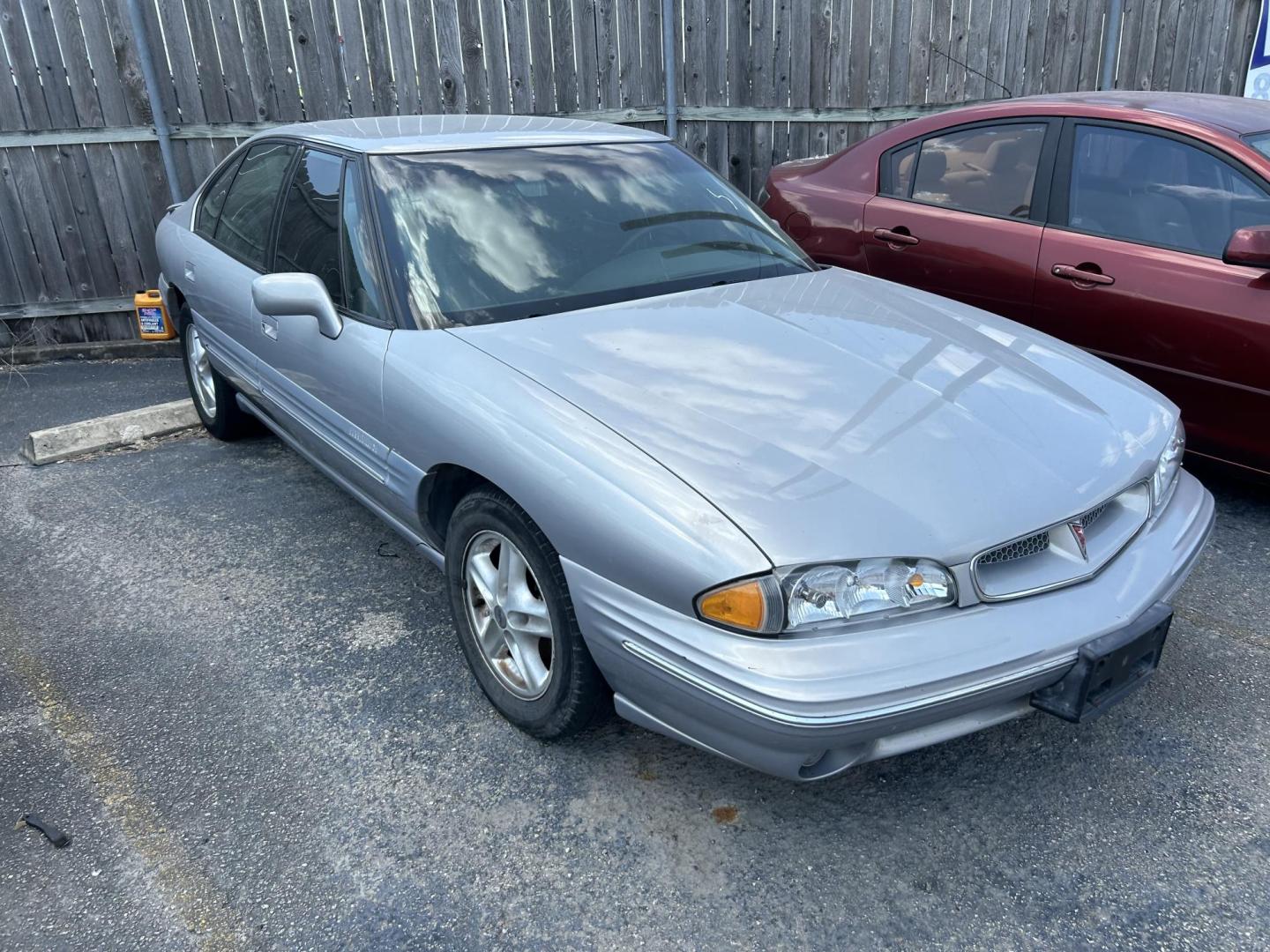 1998 Silver Pontiac Bonneville SE (1G2HX52K5WH) with an 3.8L V6 OHV 12V engine, 4-Speed Automatic Overdrive transmission, located at 1687 Business 35 S, New Braunfels, TX, 78130, (830) 625-7159, 29.655487, -98.051491 - Photo#2