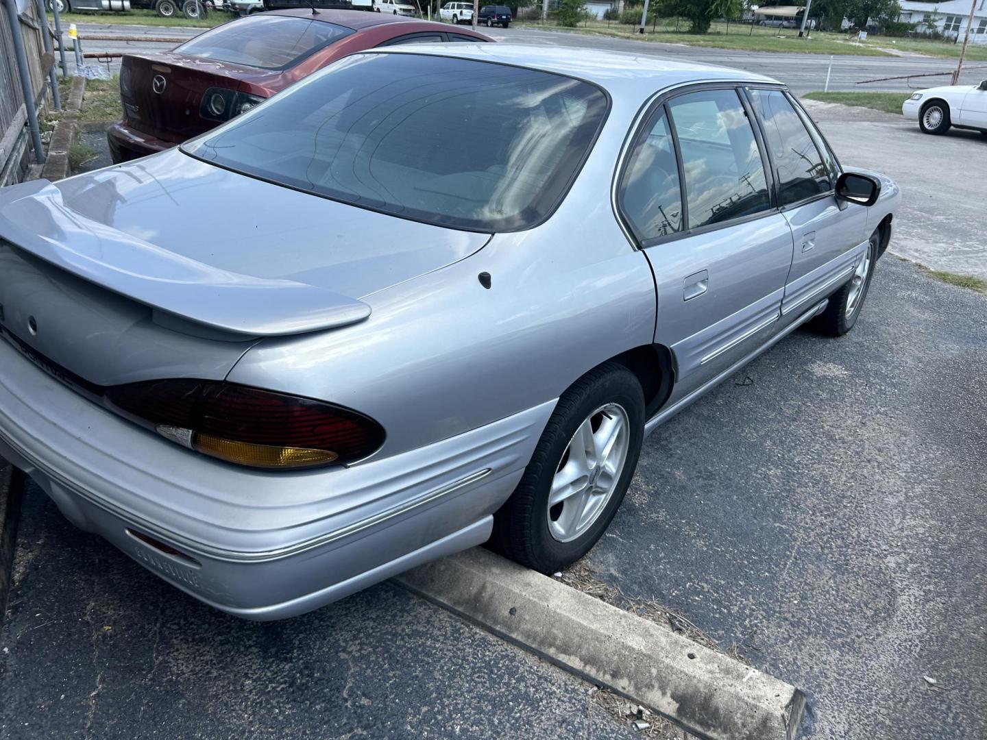 1998 Silver Pontiac Bonneville SE (1G2HX52K5WH) with an 3.8L V6 OHV 12V engine, 4-Speed Automatic Overdrive transmission, located at 1687 Business 35 S, New Braunfels, TX, 78130, (830) 625-7159, 29.655487, -98.051491 - Photo#1