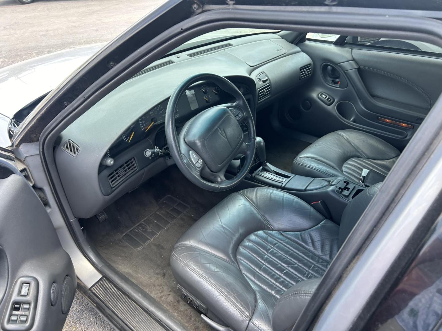 1998 Silver Pontiac Bonneville SE (1G2HX52K5WH) with an 3.8L V6 OHV 12V engine, 4-Speed Automatic Overdrive transmission, located at 1687 Business 35 S, New Braunfels, TX, 78130, (830) 625-7159, 29.655487, -98.051491 - Photo#3