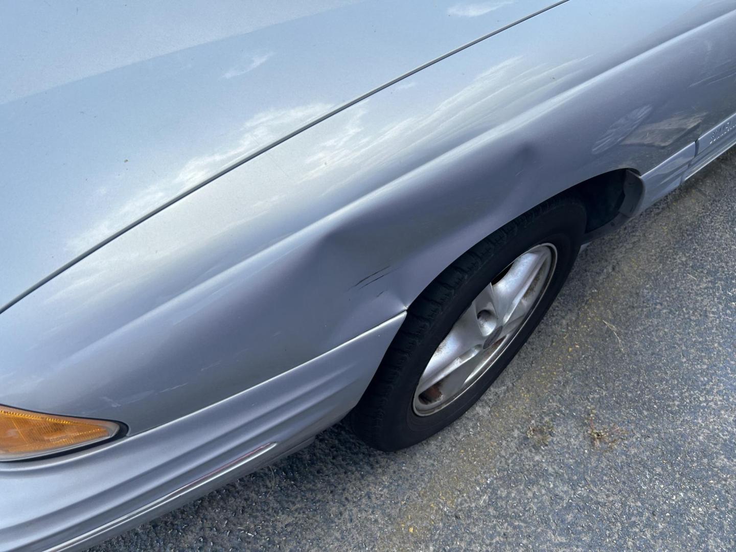 1998 Silver Pontiac Bonneville SE (1G2HX52K5WH) with an 3.8L V6 OHV 12V engine, 4-Speed Automatic Overdrive transmission, located at 1687 Business 35 S, New Braunfels, TX, 78130, (830) 625-7159, 29.655487, -98.051491 - Photo#6