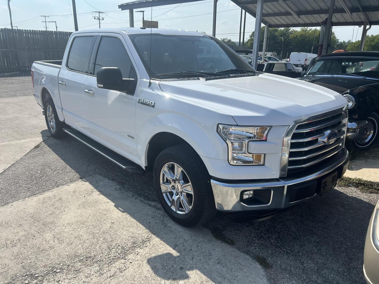 2016 White Ford F-150 XLT SuperCrew 5.5-ft. 2WD (1FTEW1CP7GK) with an 2.7L V6 DOHC 24V engine, 6A transmission, located at 1687 Business 35 S, New Braunfels, TX, 78130, (830) 625-7159, 29.655487, -98.051491 - Photo#4