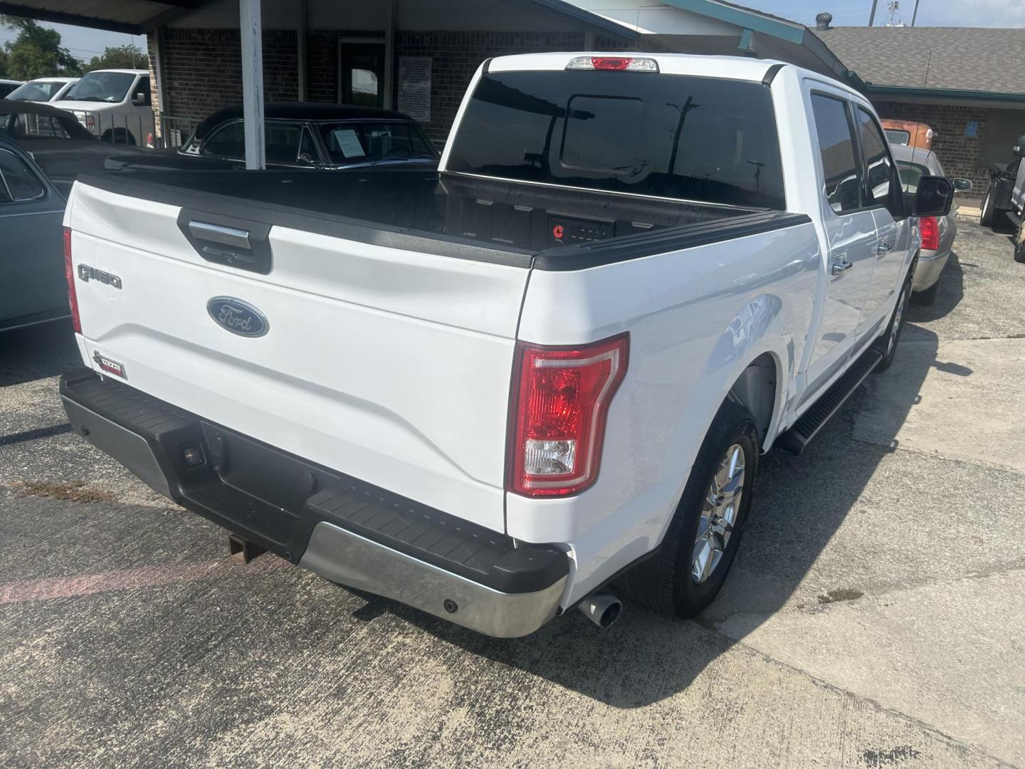 2016 White Ford F-150 XLT SuperCrew 5.5-ft. 2WD (1FTEW1CP7GK) with an 2.7L V6 DOHC 24V engine, 6A transmission, located at 1687 Business 35 S, New Braunfels, TX, 78130, (830) 625-7159, 29.655487, -98.051491 - Photo#3