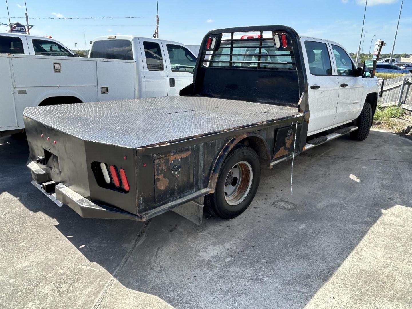 2017 White Chevrolet Silverado 3500HD Work Truck Crew Cab 4WD (1GB4KYCYXHF) with an 6.6L V8 OHV 32V TURBO DIESEL engine, 6A transmission, located at 1687 Business 35 S, New Braunfels, TX, 78130, (830) 625-7159, 29.655487, -98.051491 - Photo#2