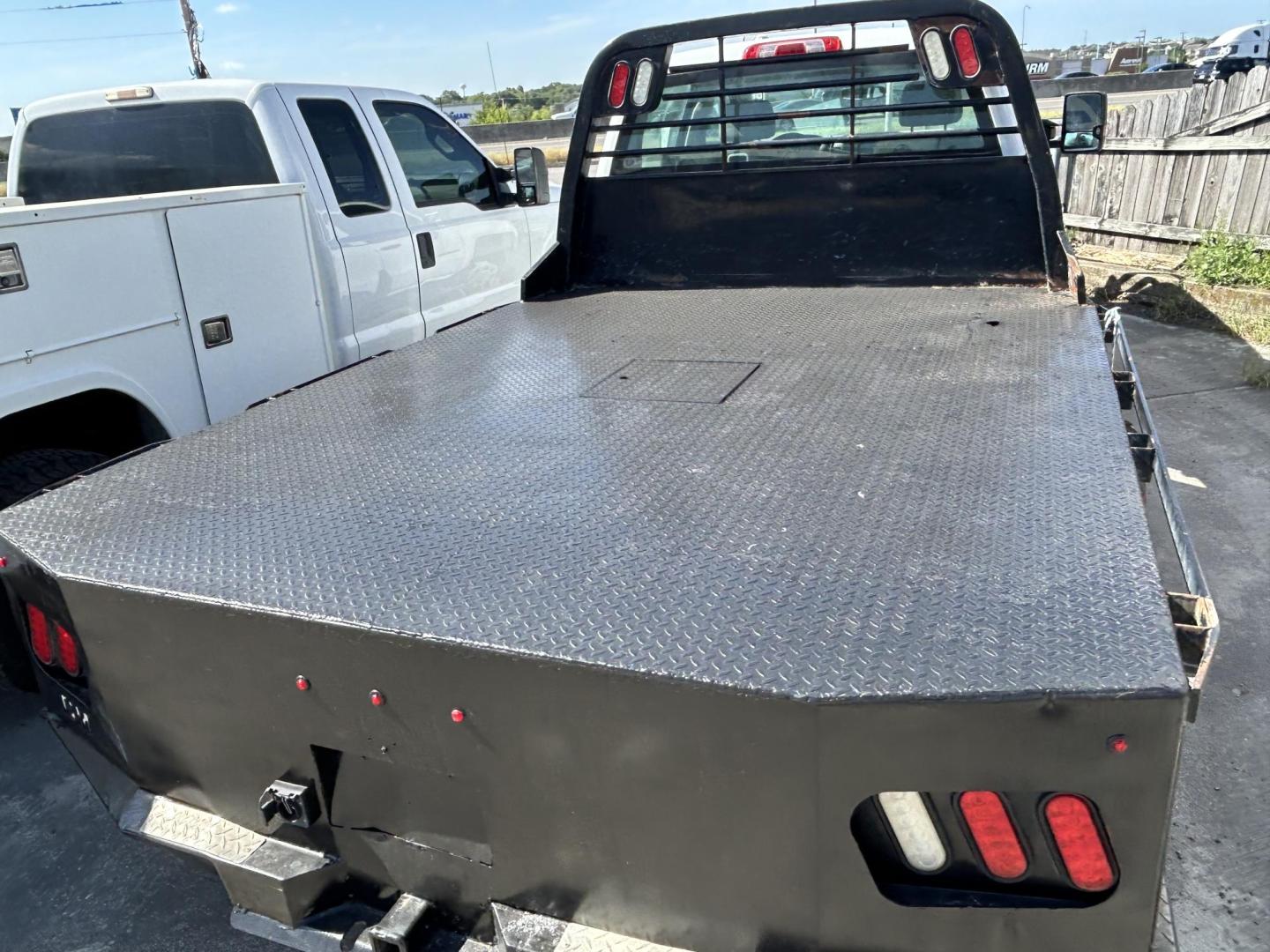 2017 White Chevrolet Silverado 3500HD Work Truck Crew Cab 4WD (1GB4KYCYXHF) with an 6.6L V8 OHV 32V TURBO DIESEL engine, 6A transmission, located at 1687 Business 35 S, New Braunfels, TX, 78130, (830) 625-7159, 29.655487, -98.051491 - Photo#3