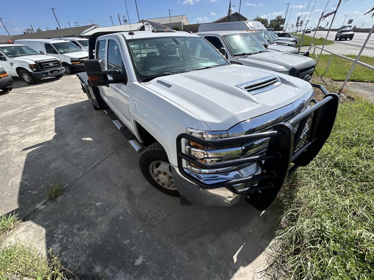 2017 White Chevrolet Silverado 3500HD Work Truck Crew Cab 4WD (1GB4KYCYXHF) with an 6.6L V8 OHV 32V TURBO DIESEL engine, 6A transmission, located at 1687 Business 35 S, New Braunfels, TX, 78130, (830) 625-7159, 29.655487, -98.051491 - Photo#4