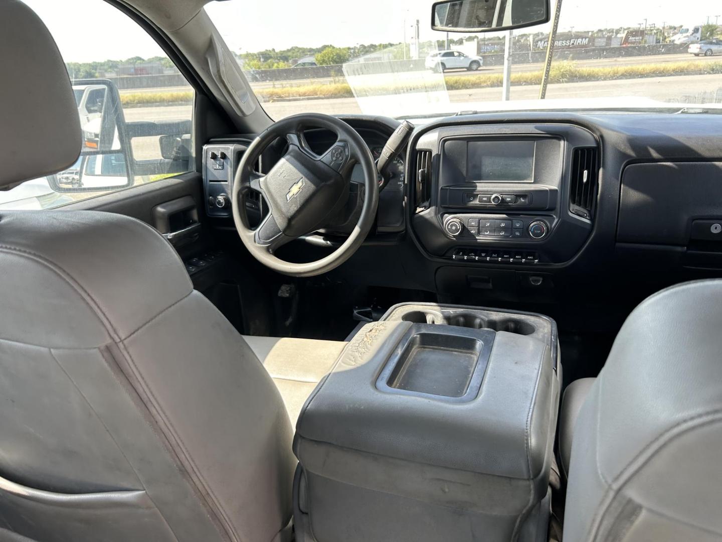 2017 White Chevrolet Silverado 3500HD Work Truck Crew Cab 4WD (1GB4KYCYXHF) with an 6.6L V8 OHV 32V TURBO DIESEL engine, 6A transmission, located at 1687 Business 35 S, New Braunfels, TX, 78130, (830) 625-7159, 29.655487, -98.051491 - Photo#9