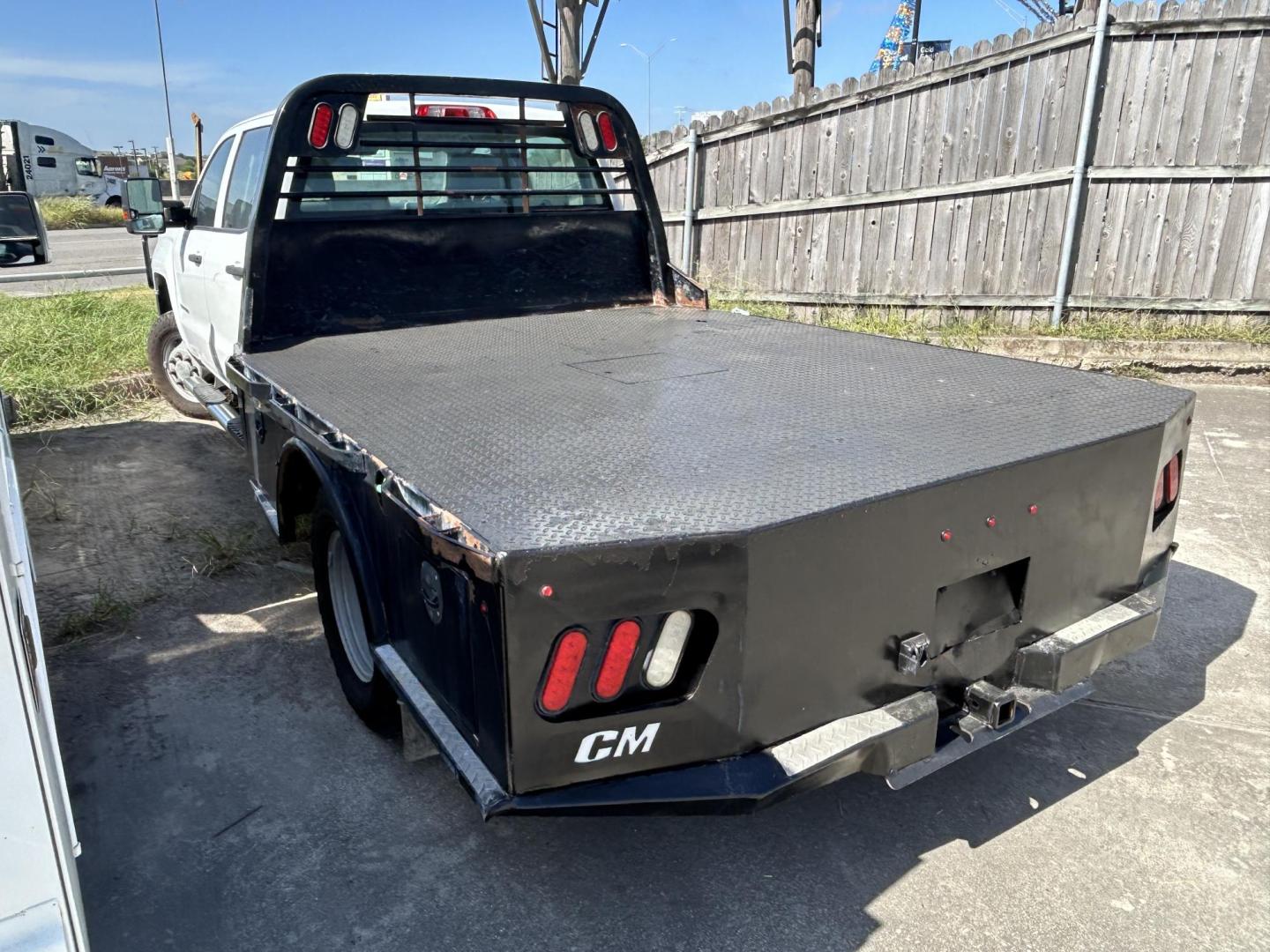 2017 White Chevrolet Silverado 3500HD Work Truck Crew Cab 4WD (1GB4KYCYXHF) with an 6.6L V8 OHV 32V TURBO DIESEL engine, 6A transmission, located at 1687 Business 35 S, New Braunfels, TX, 78130, (830) 625-7159, 29.655487, -98.051491 - Photo#1