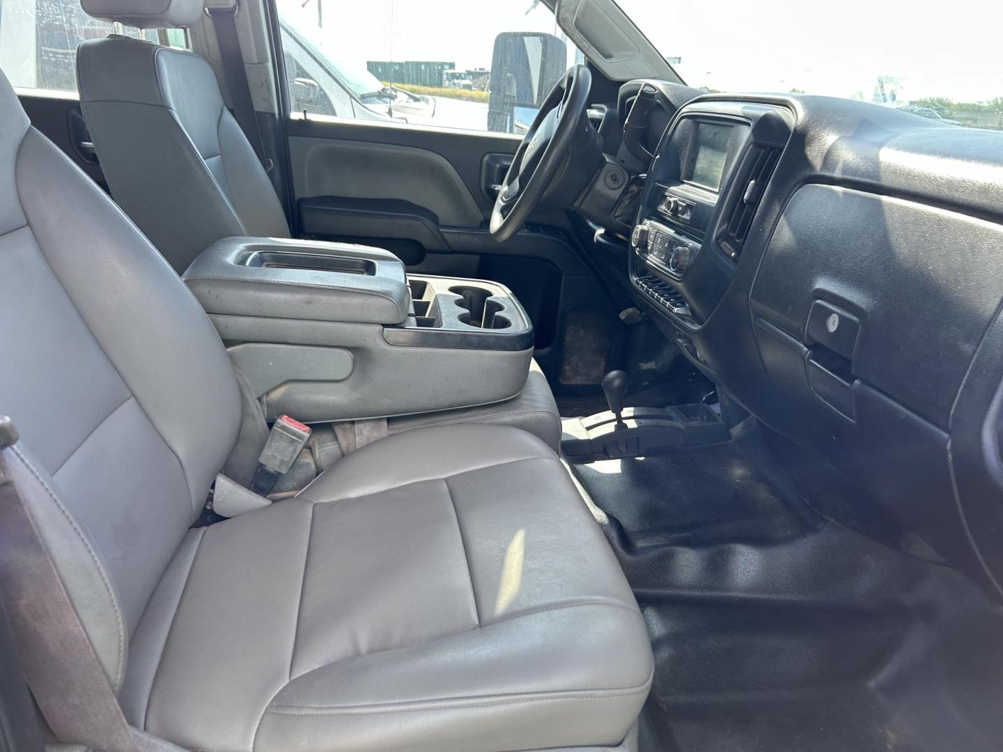 2017 White Chevrolet Silverado 3500HD Work Truck Crew Cab 4WD (1GB4KYCYXHF) with an 6.6L V8 OHV 32V TURBO DIESEL engine, 6A transmission, located at 1687 Business 35 S, New Braunfels, TX, 78130, (830) 625-7159, 29.655487, -98.051491 - Photo#6