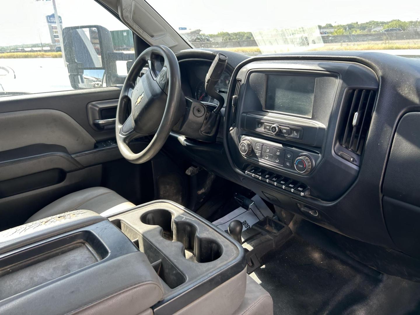 2017 White Chevrolet Silverado 3500HD Work Truck Crew Cab 4WD (1GB4KYCYXHF) with an 6.6L V8 OHV 32V TURBO DIESEL engine, 6A transmission, located at 1687 Business 35 S, New Braunfels, TX, 78130, (830) 625-7159, 29.655487, -98.051491 - Photo#10