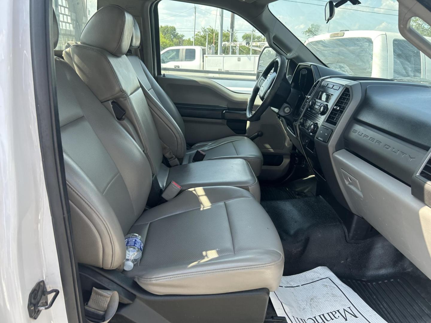 2017 White Ford F-250 SD XLT 2WD (1FDBF2A67HE) with an 6.2L V8 OHV 16V engine, 6A transmission, located at 1687 Business 35 S, New Braunfels, TX, 78130, (830) 625-7159, 29.655487, -98.051491 - Photo#7