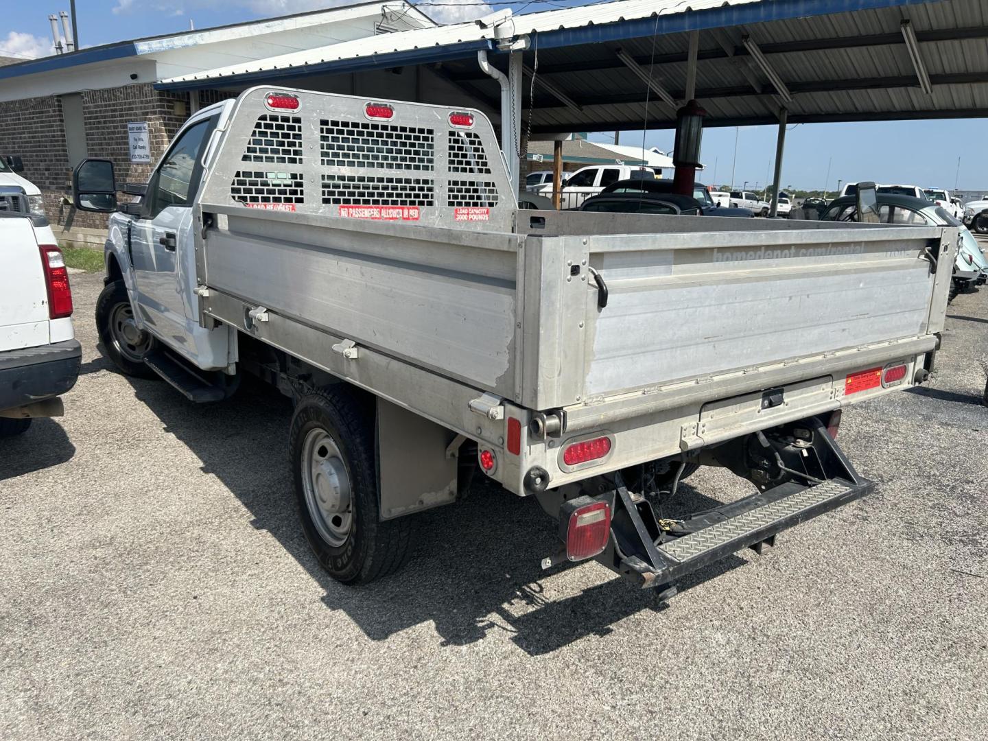 2017 White Ford F-250 SD XLT 2WD (1FDBF2A67HE) with an 6.2L V8 OHV 16V engine, 6A transmission, located at 1687 Business 35 S, New Braunfels, TX, 78130, (830) 625-7159, 29.655487, -98.051491 - Photo#1