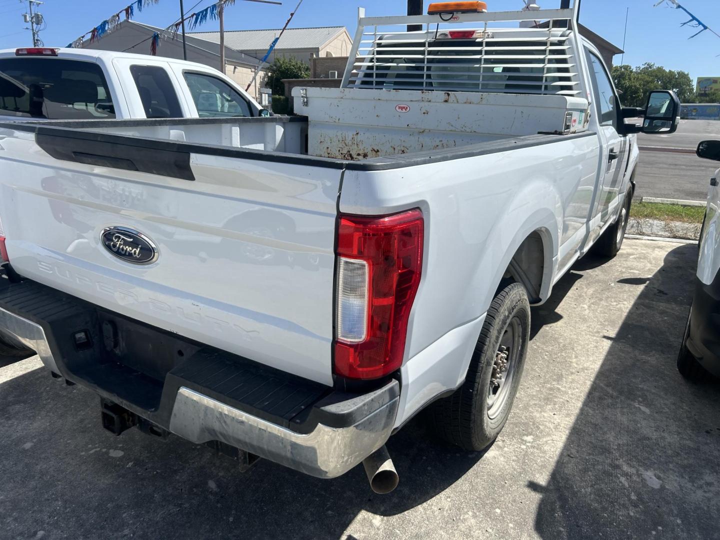 2017 White Ford F-250 SD XL 2WD (1FTBF2A67HE) with an 6.2L V8 OHV 16V engine, 6A transmission, located at 1687 Business 35 S, New Braunfels, TX, 78130, (830) 625-7159, 29.655487, -98.051491 - Photo#3