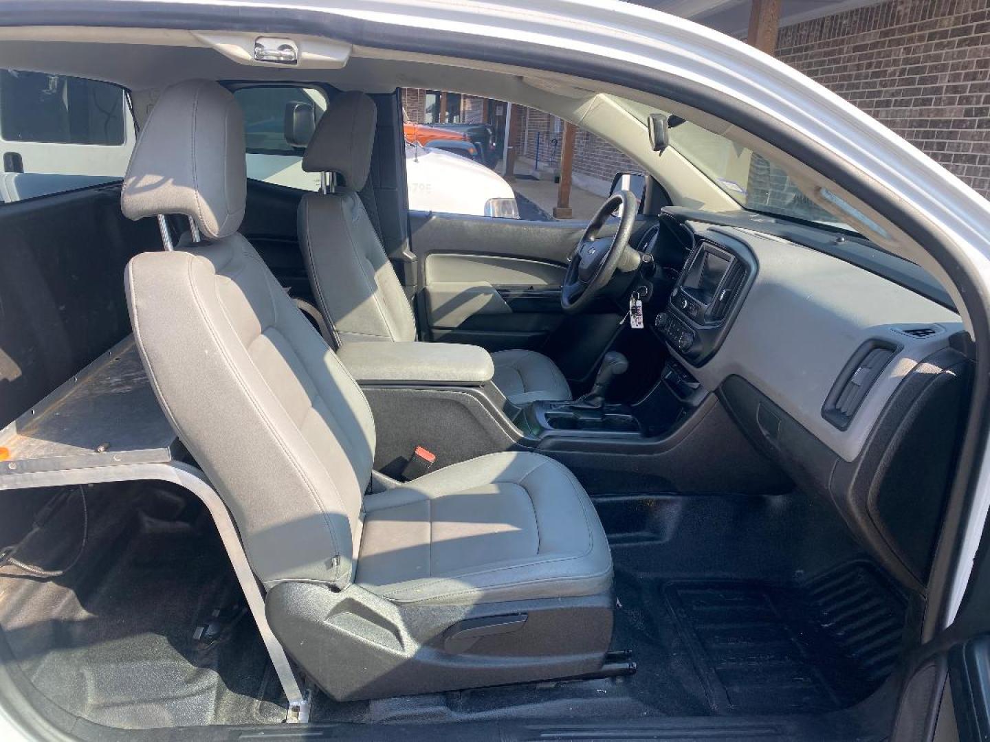 2018 White Chevrolet Colorado Work Truck Ext. Cab 2WD (1GCHSBEAXJ1) with an 2.5L L4 DOHC 16V GAS engine, 6A transmission, located at 1687 Business 35 S, New Braunfels, TX, 78130, (830) 625-7159, 29.655487, -98.051491 - Photo#5