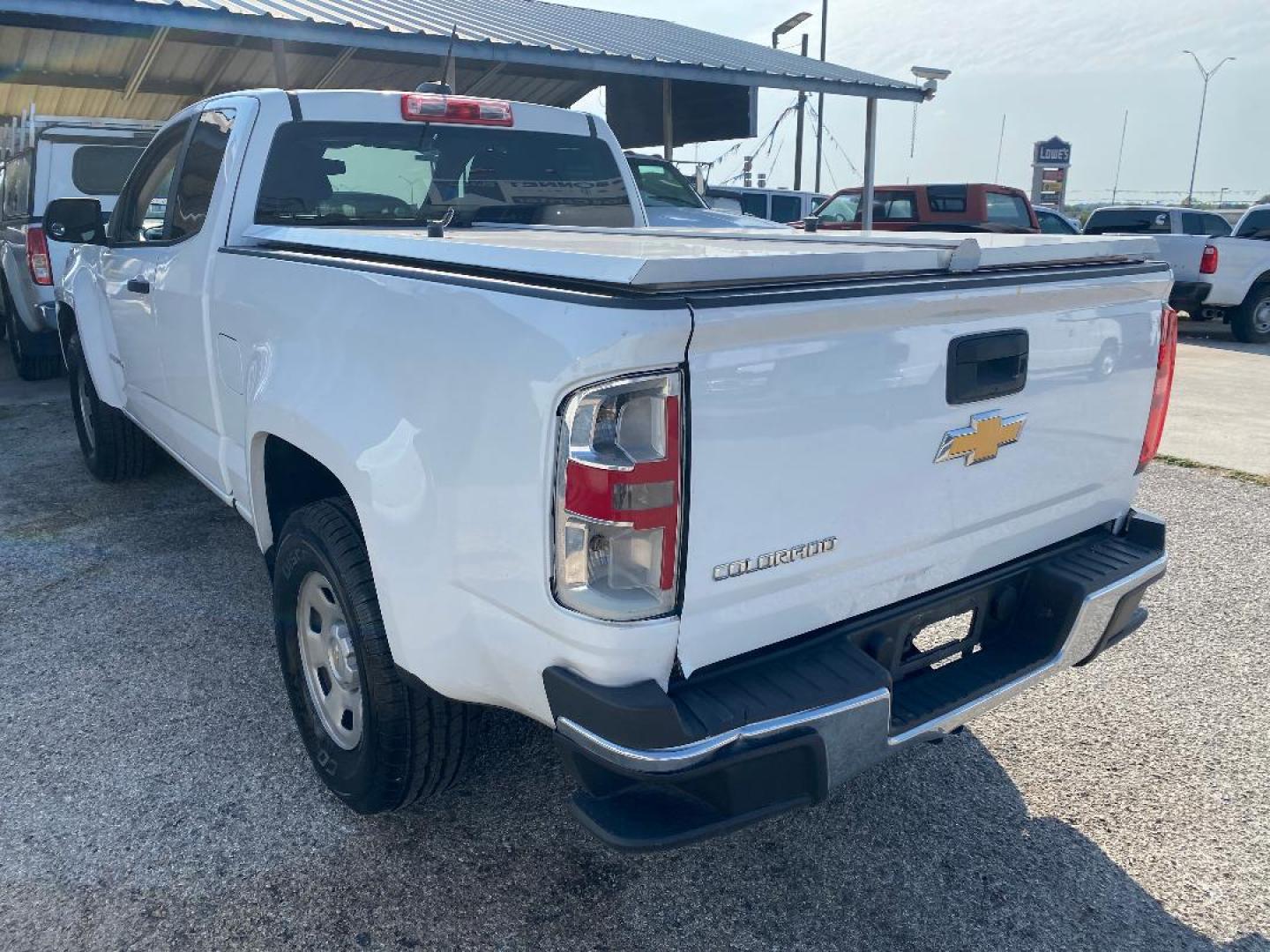 2018 White Chevrolet Colorado Work Truck Ext. Cab 2WD (1GCHSBEAXJ1) with an 2.5L L4 DOHC 16V GAS engine, 6A transmission, located at 1687 Business 35 S, New Braunfels, TX, 78130, (830) 625-7159, 29.655487, -98.051491 - Photo#1