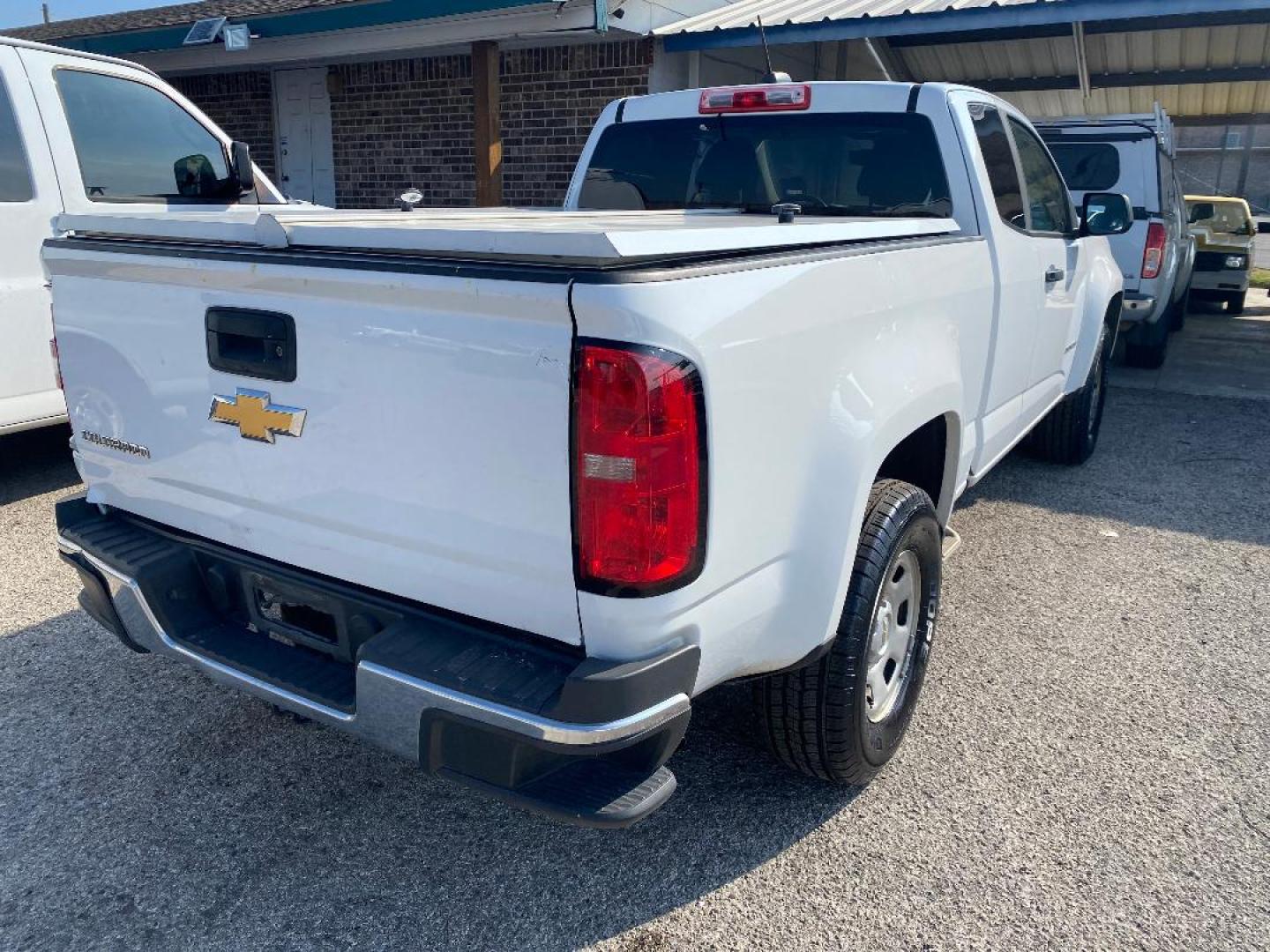 2018 White Chevrolet Colorado Work Truck Ext. Cab 2WD (1GCHSBEAXJ1) with an 2.5L L4 DOHC 16V GAS engine, 6A transmission, located at 1687 Business 35 S, New Braunfels, TX, 78130, (830) 625-7159, 29.655487, -98.051491 - Photo#2