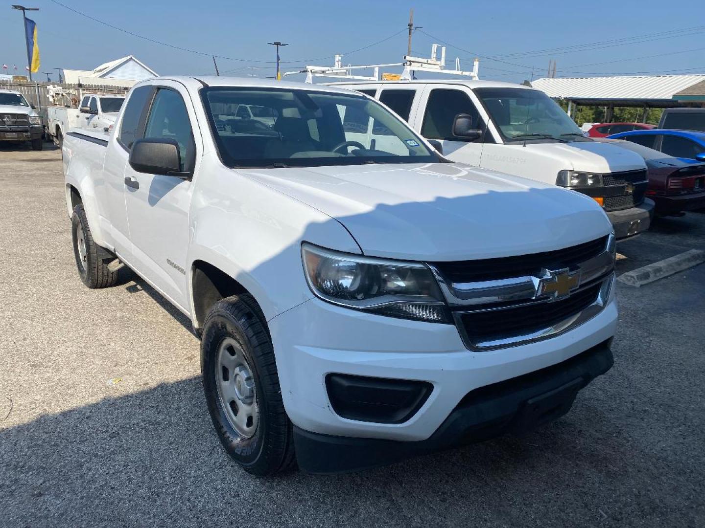 2018 White Chevrolet Colorado Work Truck Ext. Cab 2WD (1GCHSBEAXJ1) with an 2.5L L4 DOHC 16V GAS engine, 6A transmission, located at 1687 Business 35 S, New Braunfels, TX, 78130, (830) 625-7159, 29.655487, -98.051491 - Photo#3