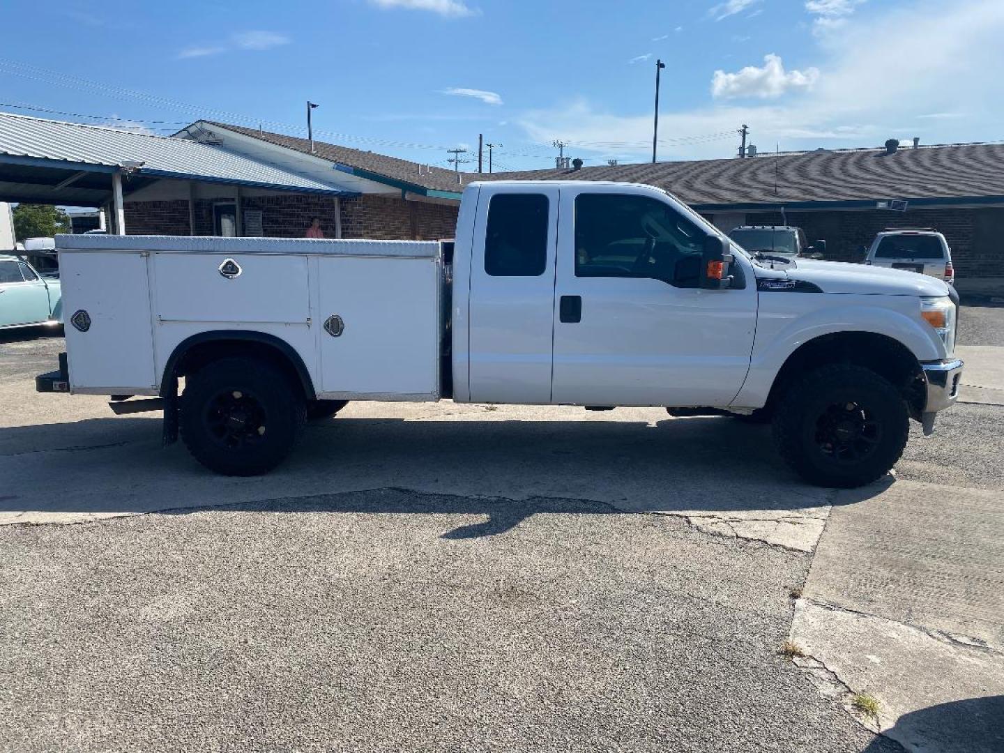 2014 White Ford F-250 SD XLT SuperCab Long Bed 4WD (1FT7X2B62EE) with an 6.2L V8 OHV 16V engine, 6-Speed Automatic transmission, located at 1687 Business 35 S, New Braunfels, TX, 78130, (830) 625-7159, 29.655487, -98.051491 - Photo#7