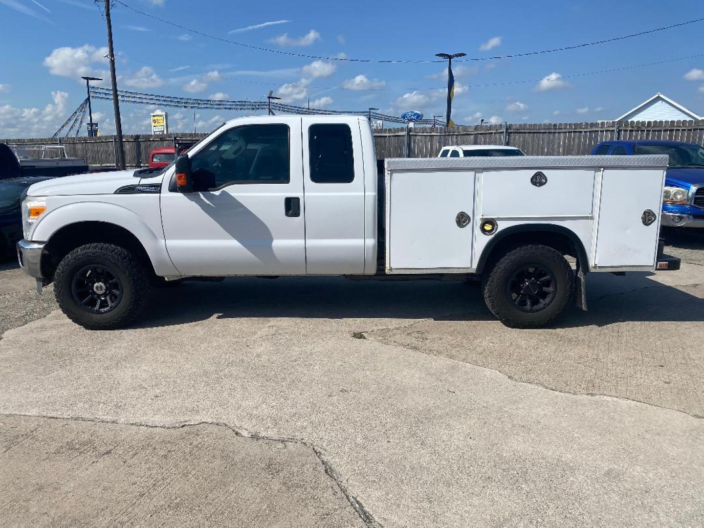 2014 White Ford F-250 SD XLT SuperCab Long Bed 4WD (1FT7X2B62EE) with an 6.2L V8 OHV 16V engine, 6-Speed Automatic transmission, located at 1687 Business 35 S, New Braunfels, TX, 78130, (830) 625-7159, 29.655487, -98.051491 - Photo#1