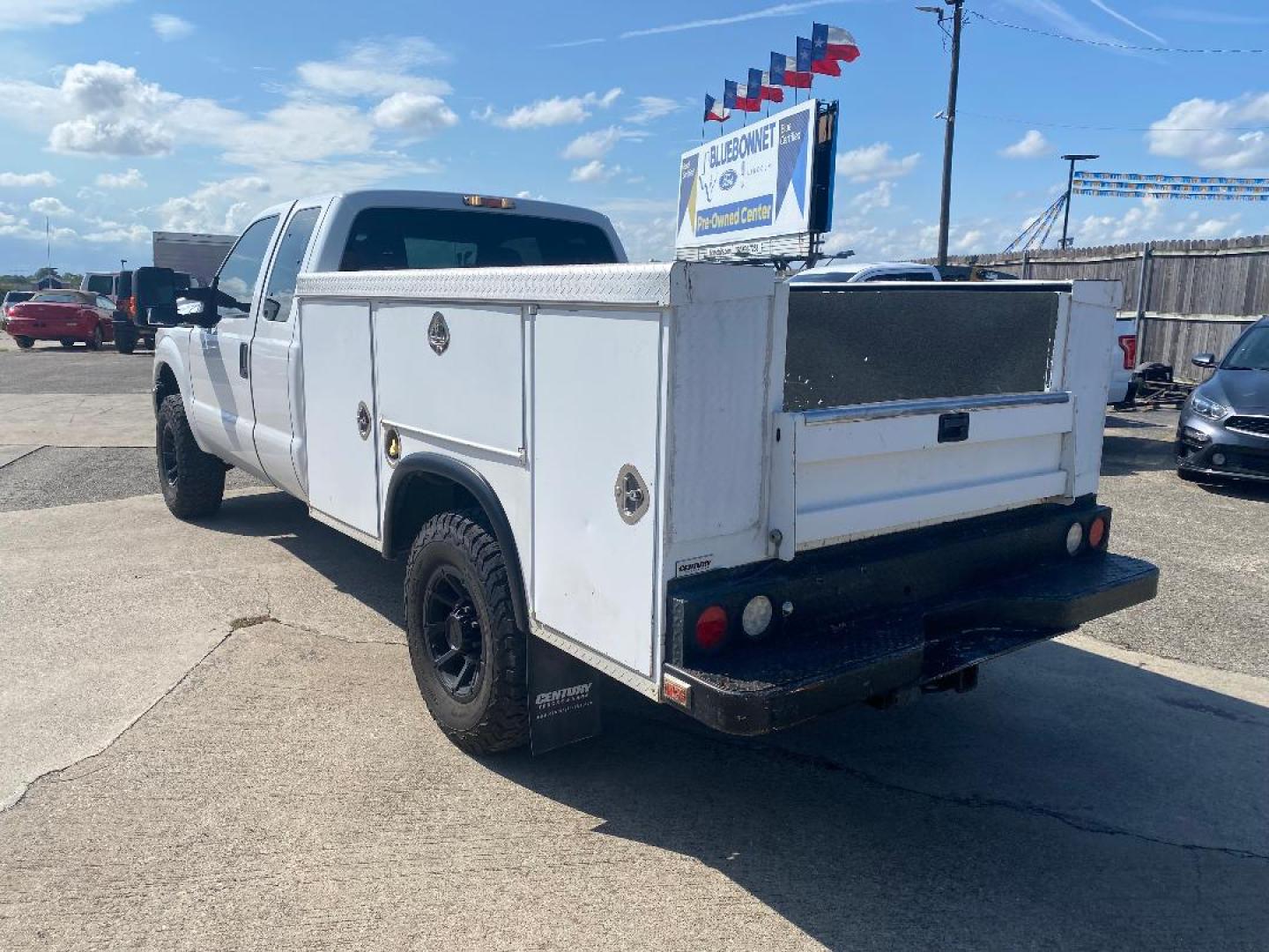 2014 White Ford F-250 SD XLT SuperCab Long Bed 4WD (1FT7X2B62EE) with an 6.2L V8 OHV 16V engine, 6-Speed Automatic transmission, located at 1687 Business 35 S, New Braunfels, TX, 78130, (830) 625-7159, 29.655487, -98.051491 - Photo#2