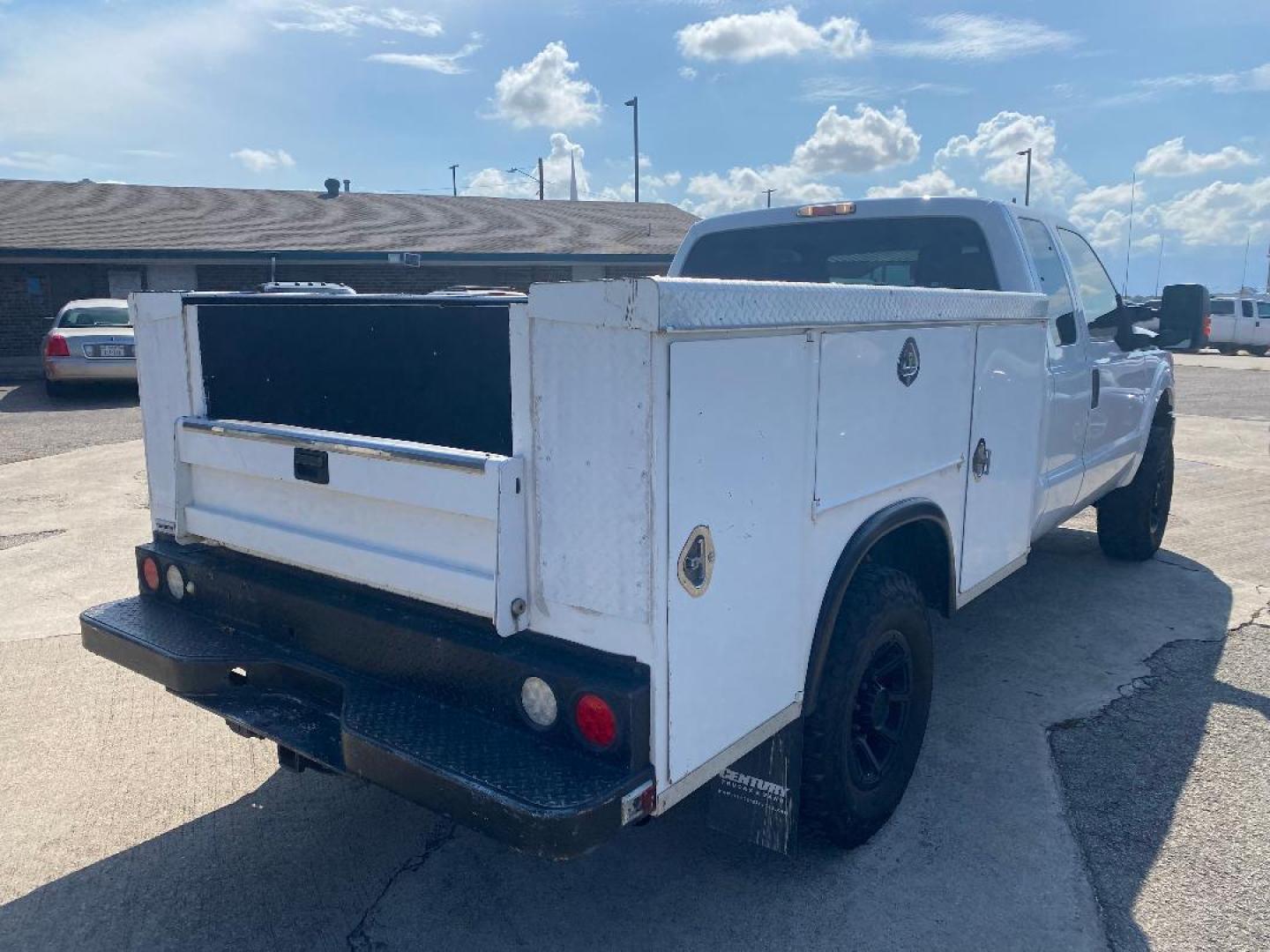 2014 White Ford F-250 SD XLT SuperCab Long Bed 4WD (1FT7X2B62EE) with an 6.2L V8 OHV 16V engine, 6-Speed Automatic transmission, located at 1687 Business 35 S, New Braunfels, TX, 78130, (830) 625-7159, 29.655487, -98.051491 - Photo#5