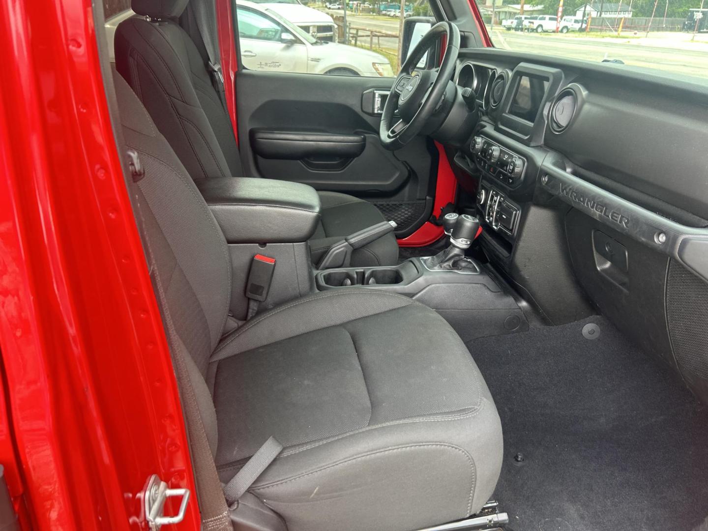 2019 Jeep Wrangler Unlimited Sport (1C4HJXDG5KW) with an 3.6L V6 DOHC 24V FFV engine, 6A transmission, located at 1687 Business 35 S, New Braunfels, TX, 78130, (830) 625-7159, 29.655487, -98.051491 - Photo#1