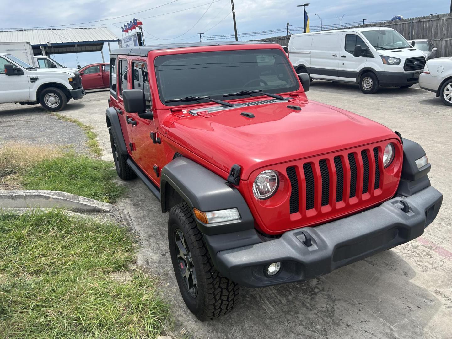 2019 Jeep Wrangler Unlimited Sport (1C4HJXDG5KW) with an 3.6L V6 DOHC 24V FFV engine, 6A transmission, located at 1687 Business 35 S, New Braunfels, TX, 78130, (830) 625-7159, 29.655487, -98.051491 - Photo#2