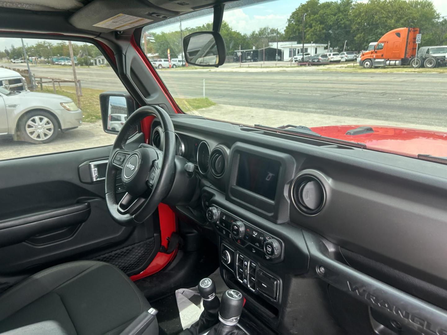 2019 Jeep Wrangler Unlimited Sport (1C4HJXDG5KW) with an 3.6L V6 DOHC 24V FFV engine, 6A transmission, located at 1687 Business 35 S, New Braunfels, TX, 78130, (830) 625-7159, 29.655487, -98.051491 - Photo#3